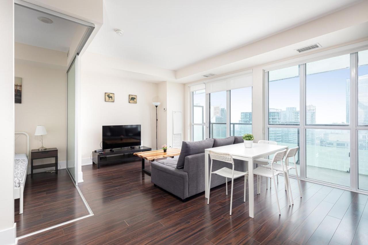 Across From The Cn Tower, Metro Toronto Convention Centre And Rogers Centre In Downtown Toronto Core Apartment ภายนอก รูปภาพ