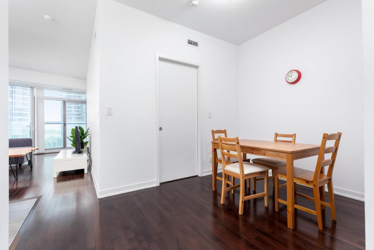 Across From The Cn Tower, Metro Toronto Convention Centre And Rogers Centre In Downtown Toronto Core Apartment ภายนอก รูปภาพ